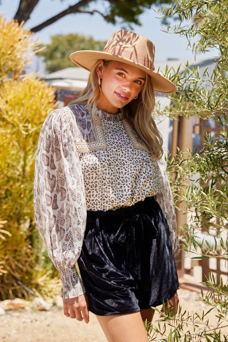 Black Velvet Shorts – Besos Boutique